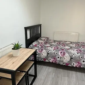 Modern Flat With Free Parking Apartment